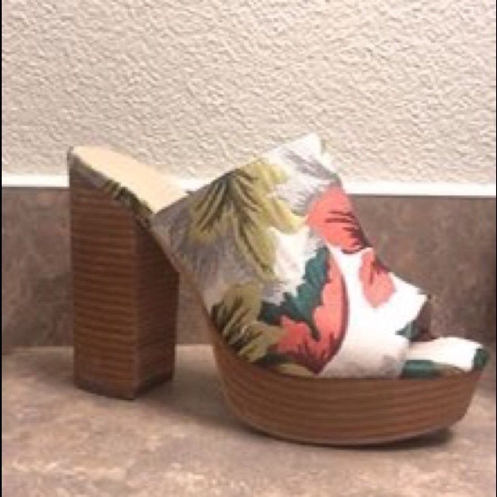 Floral pumps #shoes #pumps #floral